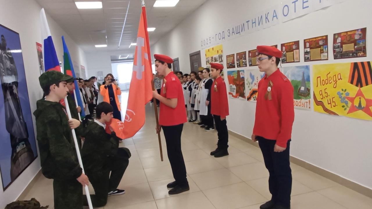 С поклоном к символу Победы!.
