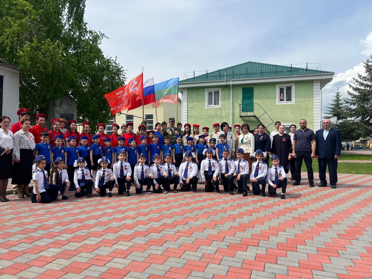 С поклоном к символу Победы!.