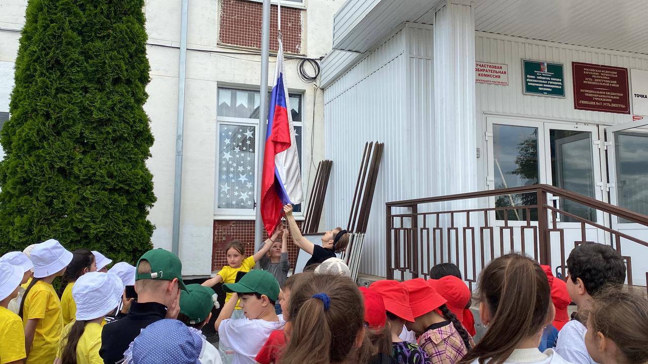 Первый день пришкольного лагеря. Счастливая планета детства.